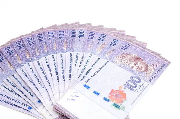 Malezya Para Birimi (MYR): Yüzük Malezya banknotu yığını. Masaya dağılmış yüzlerce halka halkalı Malezya var..