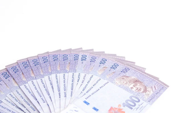 Malezya Para Birimi (MYR): Yüzük Malezya banknotu yığını. Masaya dağılmış yüzlerce halka halkalı Malezya var..