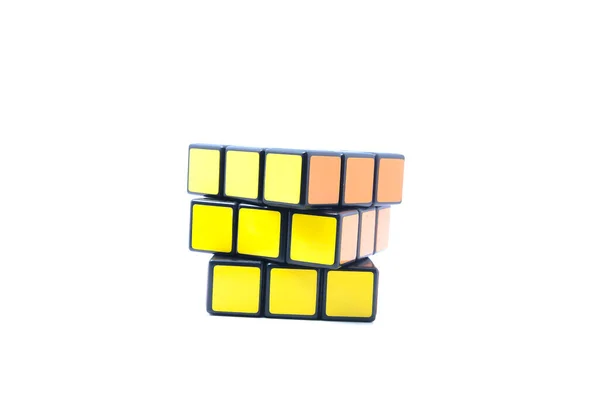 白で隔離される Rubiks キューブ — ストック写真