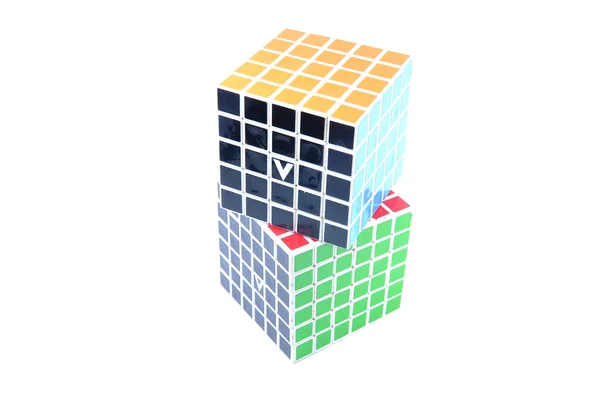 白で隔離される Rubiks キューブ — ストック写真