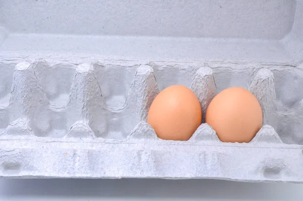 Huevos Pollo Una Caja Cartón Sobre Fondo Blanco —  Fotos de Stock