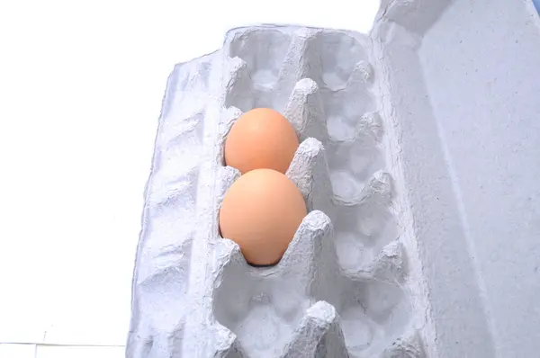 Huevos Una Caja Cartón Sobre Fondo Blanco —  Fotos de Stock