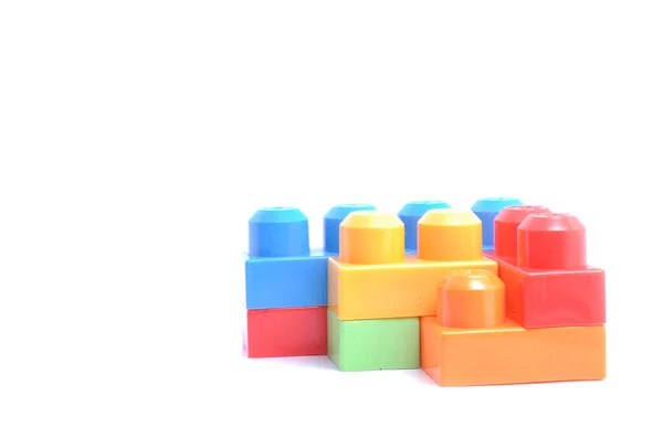 白い背景に隔離されたプラスチック製のおもちゃのブロック — ストック写真
