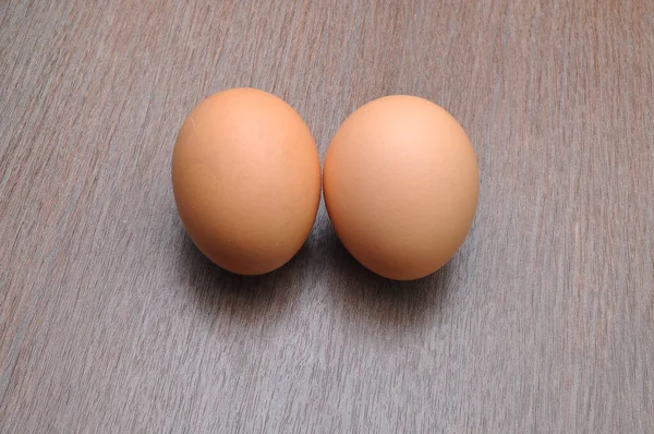 木製の背景に鶏の卵 — ストック写真