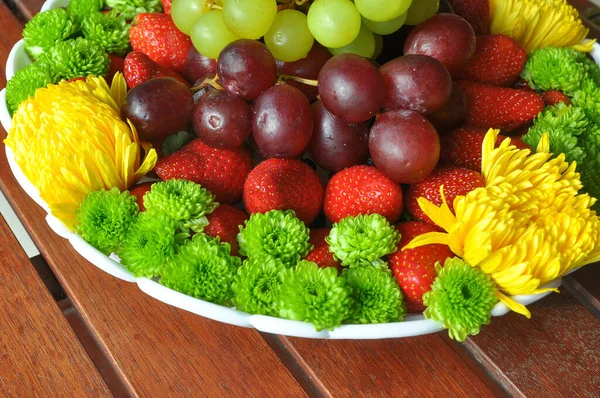 Gapes Strawberries Basket Fresh Flower Decoration — Stock Photo, Image