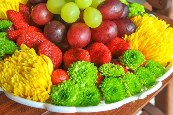 Macacos Morangos Cesta Com Decoração Flores Frescas — Fotografia de Stock