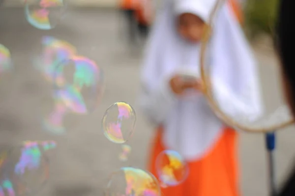 Bokeh Lumière Flou Enfants Jouer Bulles Arrière Plan — Photo