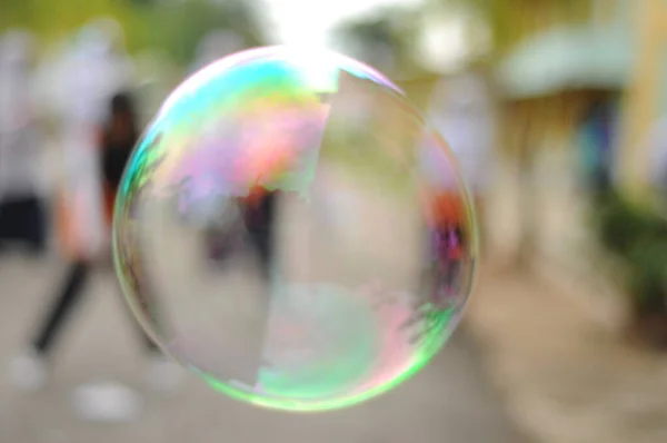 Bokeh Ljus Och Suddiga Barn Spelar Bubblor Bakgrund — Stockfoto