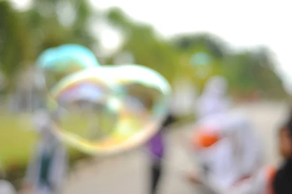 Bokeh Licht Und Verschwimmen Kinder Spielen Blasen Hintergrund — Stockfoto