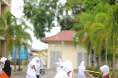  Kabarcık arka planında oynayan Bokeh ışığı ve bulanık çocuklar