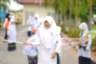  Kabarcık arka planında oynayan Bokeh ışığı ve bulanık çocuklar