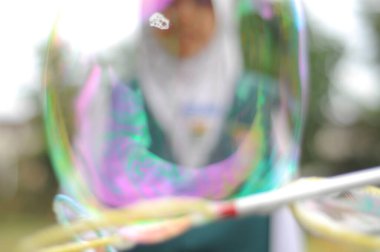  Kabarcık arka planında oynayan Bokeh ışığı ve bulanık çocuklar