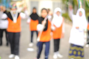  Kabarcık arka planında oynayan Bokeh ışığı ve bulanık çocuklar