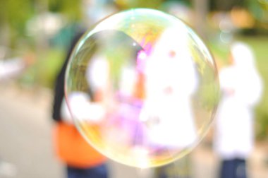  Kabarcık arka planında oynayan Bokeh ışığı ve bulanık çocuklar