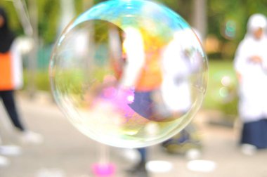  Kabarcık arka planında oynayan Bokeh ışığı ve bulanık çocuklar