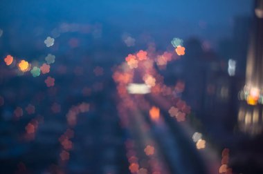  Bokeh ışığı ve bulanık modern şehir silüeti arkaplanı.