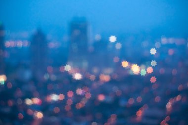  Bokeh ışığı ve bulanık modern şehir silüeti arkaplanı.