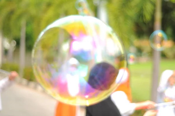 Bokeh Licht Und Verschwimmen Kinder Spielen Blasen Hintergrund — Stockfoto