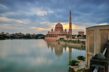 Putrajaya 'da Putra Camii, alacakaranlıkta Malezya