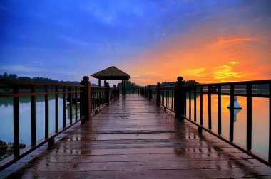 Gün batımında balıkçı iskelesi