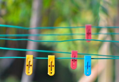halatlar üzerinde asılı clothespins dönüştürün
