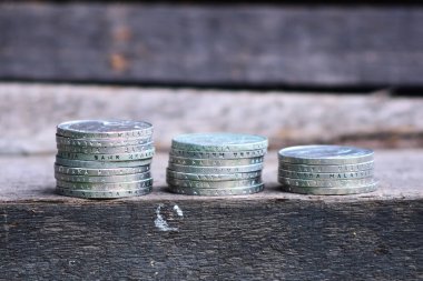 Dışarıya bozuk para istiflemek 