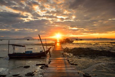 Okyanustaki fırtına sırasında eski ahşap iskeleler. Sondaki soyut ışık. Umut kavramı, gelecek, din, tanrı vs..