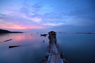 Gün batımında balıkçı iskelesi