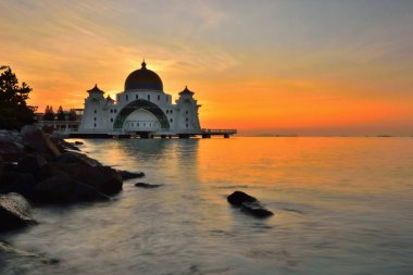 Gün batımında bulutlu gökyüzünün altındaki caminin manzarası 