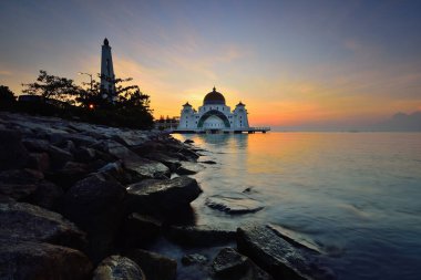 Gün batımında bulutlu gökyüzünün altındaki caminin manzarası 