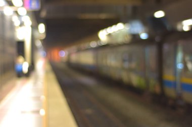 Şehir metrosunun bulanık görüntüsü 