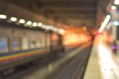 Şehir metrosunun bulanık görüntüsü 