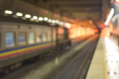 Şehir metrosunun bulanık görüntüsü 