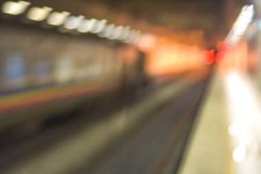 Şehir metrosunun bulanık görüntüsü 