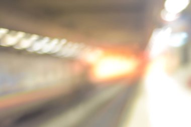 Şehir metrosunun bulanık görüntüsü 