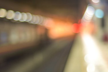 Şehir metrosunun bulanık görüntüsü 