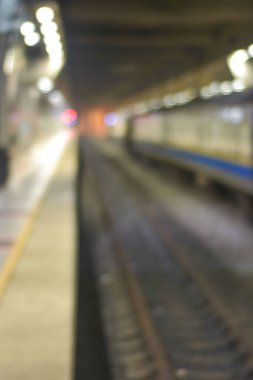 Şehir metrosunun bulanık görüntüsü 