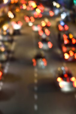 Gece trafik yolunun bulanık görüntüsü. 