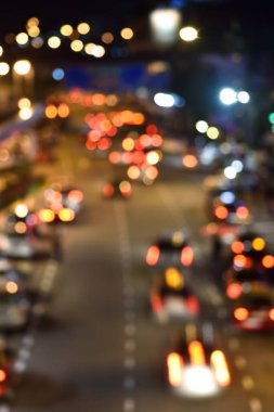 Gece trafik yolunun bulanık görüntüsü. 