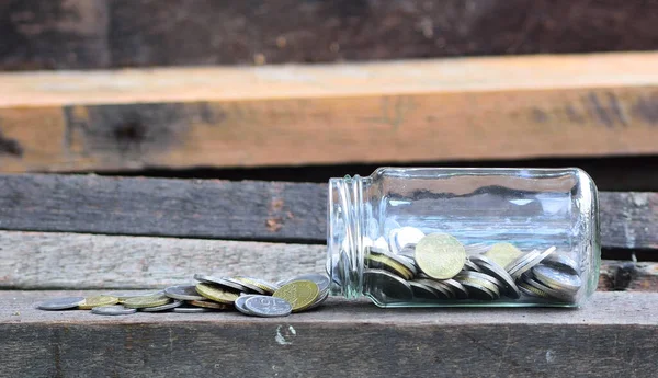 Монети Виливаються Скляної Пляшки — стокове фото