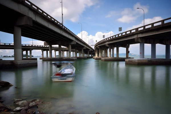 Vissersboot Het Water Onder Brug — Stockfoto