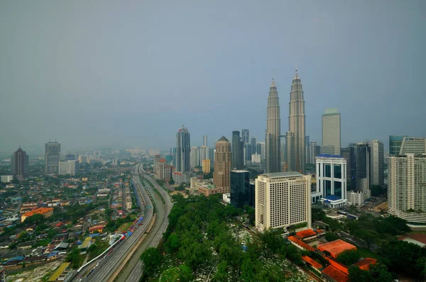 Schöne Skyline Von Kuala Lumpur Mit Berühmtem Wahrzeichen lizenzfreie Stockfotos