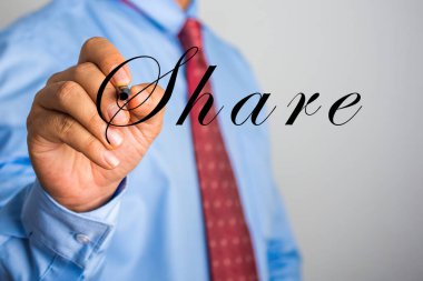 Sanal ekranda yazan işadamı.