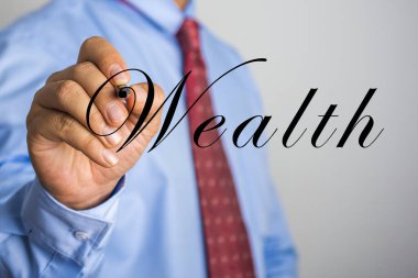 Sanal ekranda varlıklı yazı yazan iş adamı.