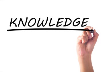 Şeffaf tahtada el yazısı KNOWLEDGE