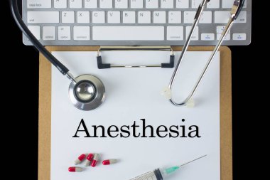Tıbbi Konsept: Şırınga, steteskop, hap ve klavyeli anestezi