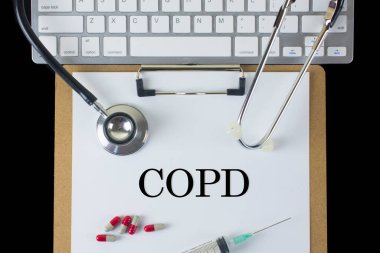 Tıbbi Konsept: Şırıngalı, steteskoplu, haplı ve klavyeli COPD