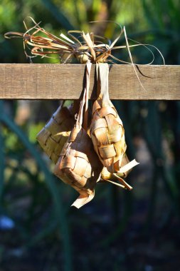 Ketupat, pirinç köftesi. Ketupat, hindistan cevizi yaprağından yapılmış doğal bir pirinç kabı..