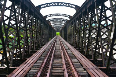 Köprüdeki eski tren yolu.