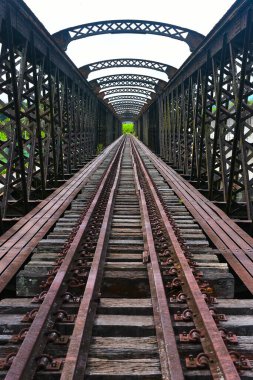 Köprüdeki eski tren yolu.